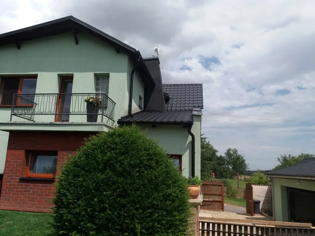 Detail nové střešní krytiny na rodinném domě